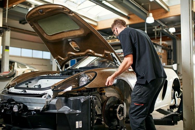 天然的尚好 Porsche 將亞麻纖維基底複合材質導入賽車科技