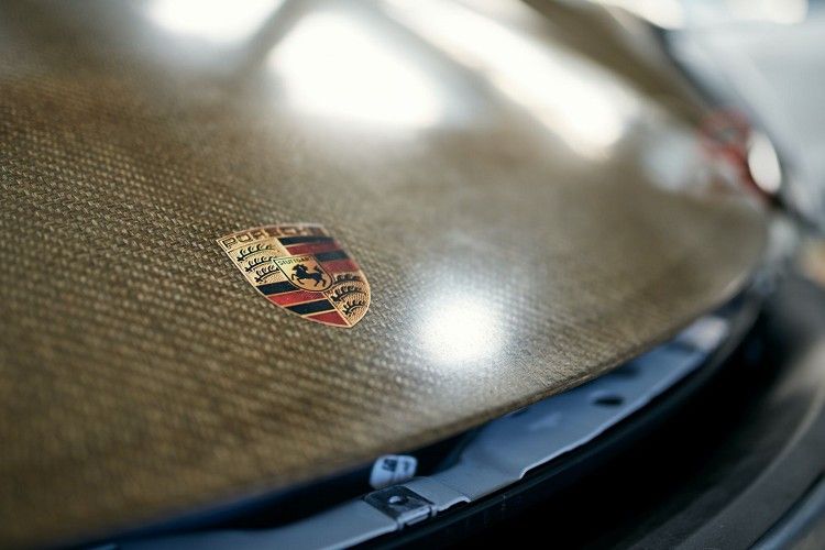 天然的尚好 Porsche 將亞麻纖維基底複合材質導入賽車科技
