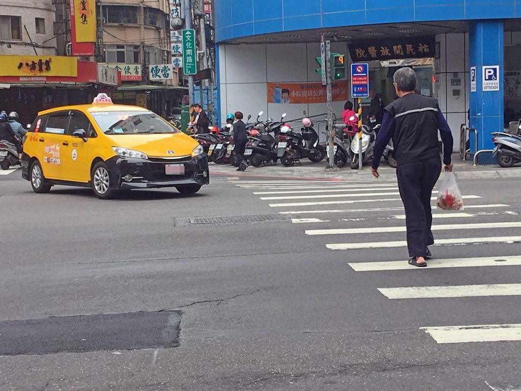 保障行人安全 車輛轉彎需遠離行人3公尺
北市58路口強化取締