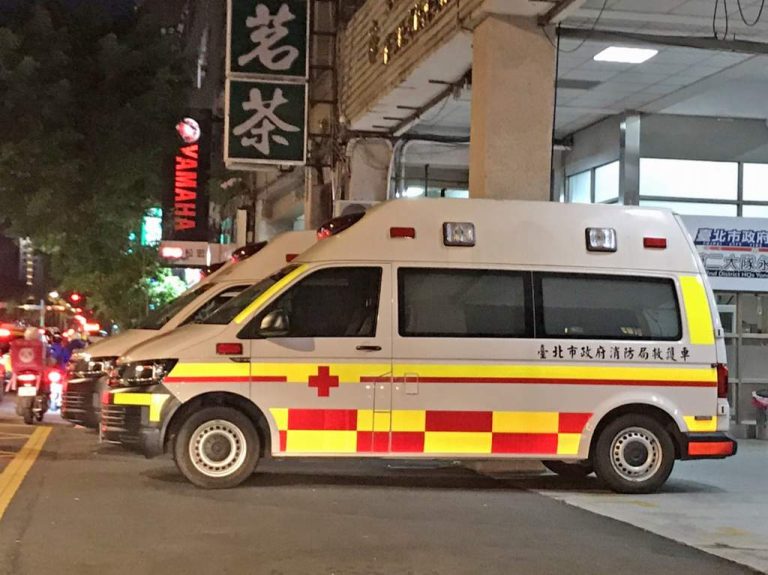 北市消防局救護車導入 「巴騰堡格紋」反光條 5 年內陸續換裝