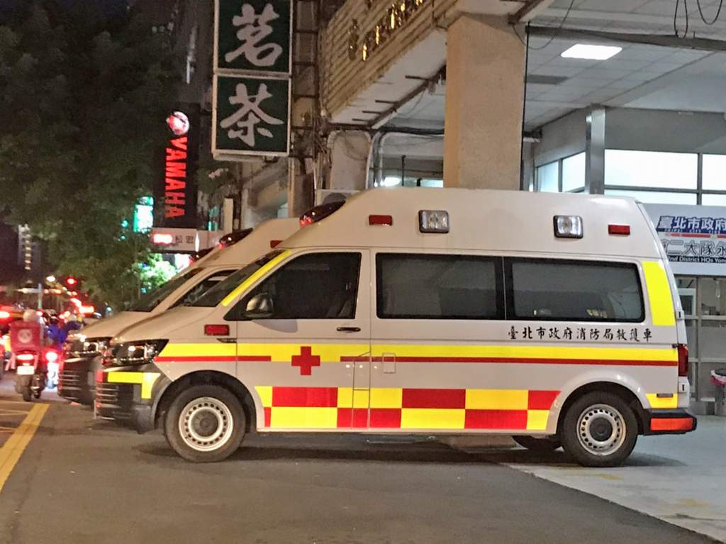 北市消防局救護車導入 「巴騰堡格紋」反光條 5 年內陸續換裝