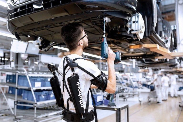 「員工是重要的資產」AUDI 導入機械手臂輔具
