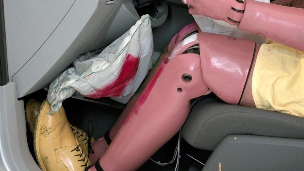 膝部安全氣囊無用論 ? 美國 IIHS 提出研究說分明