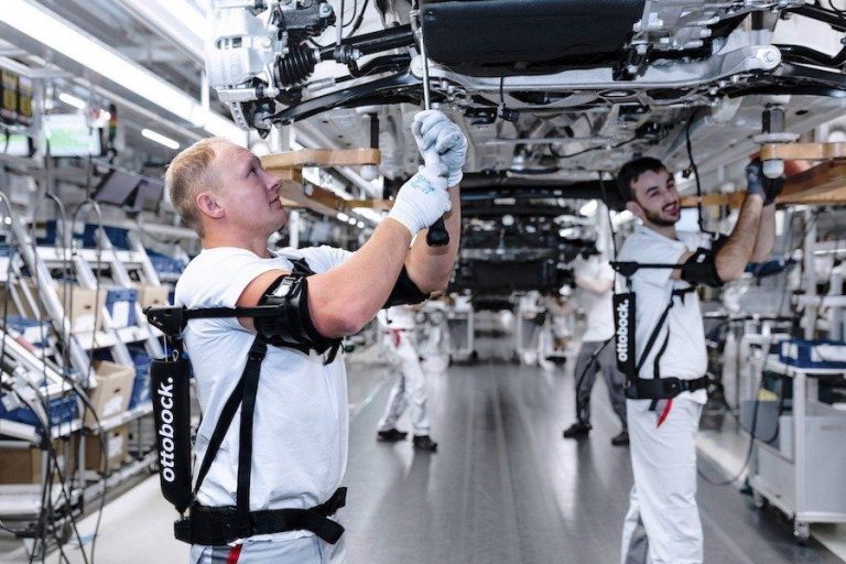 「員工是重要的資產」AUDI 導入機械手臂輔具