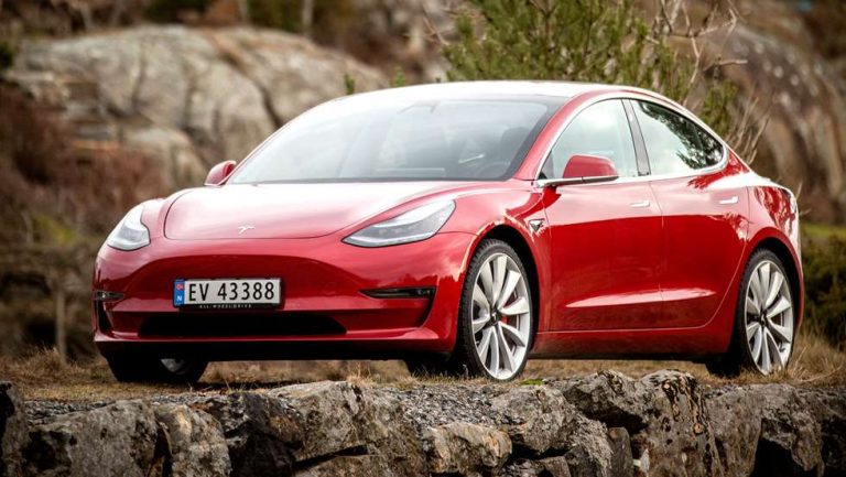 腳踏墊還是社外品好用 ? Tesla 推出新款 Model 3 專用踏墊 消費者抱持觀望態度